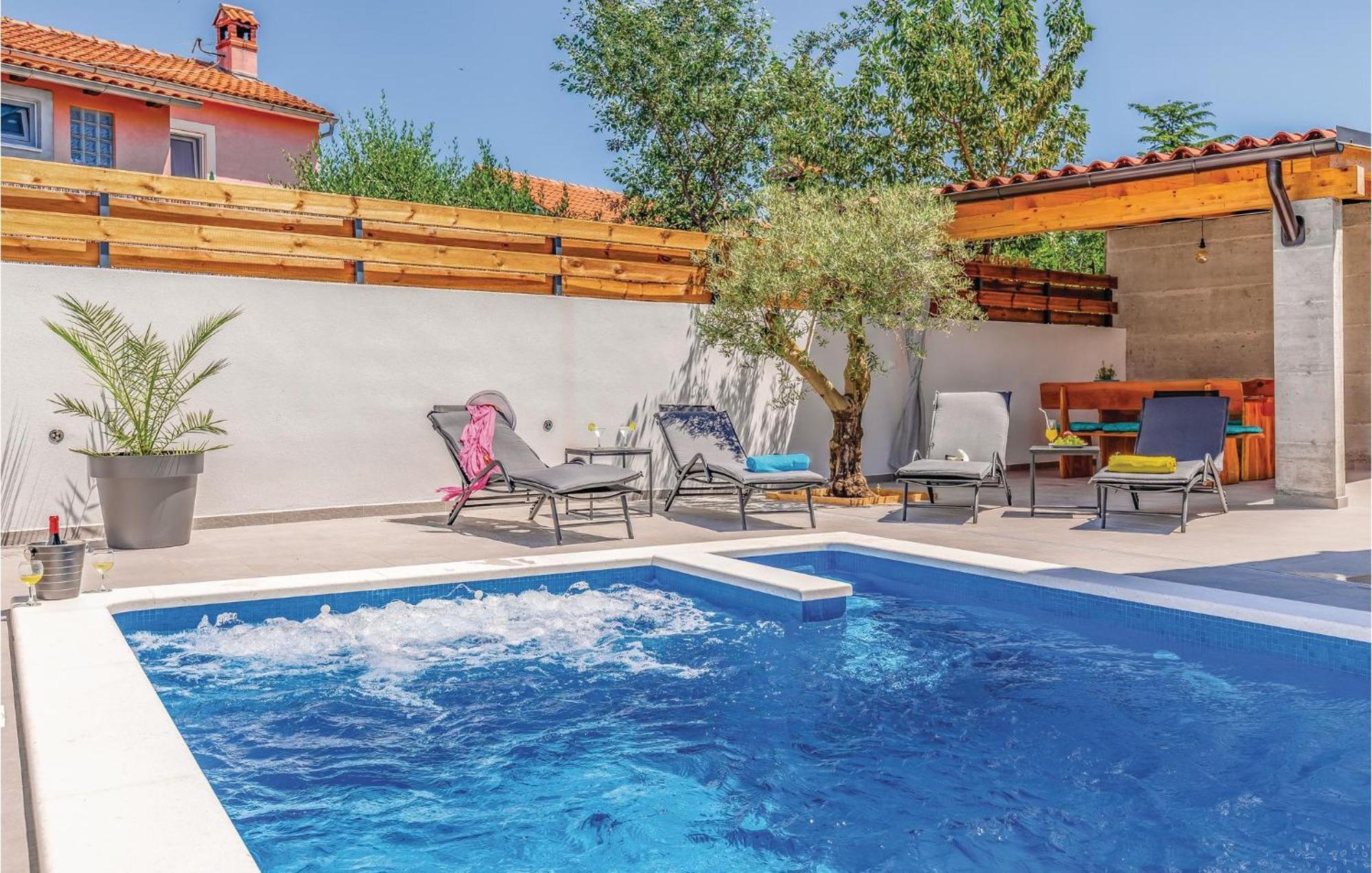 1 Bedroom Stunning Apartment In Pula Bagian luar foto